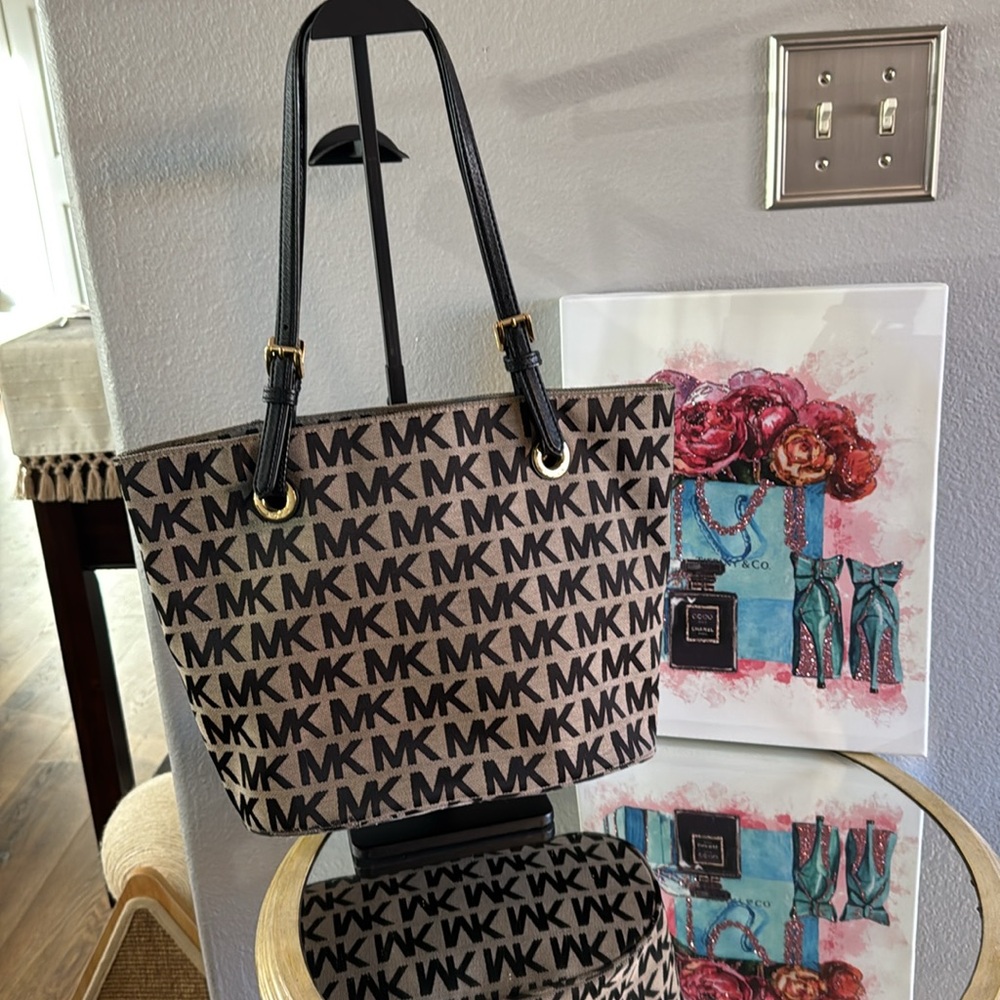 Michael Kors Jet Set Logo Shoulder Bag.
